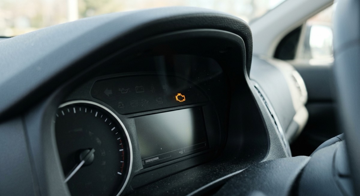 Luz del motor encendida: qué significa y qué hacer (guía 2026)
